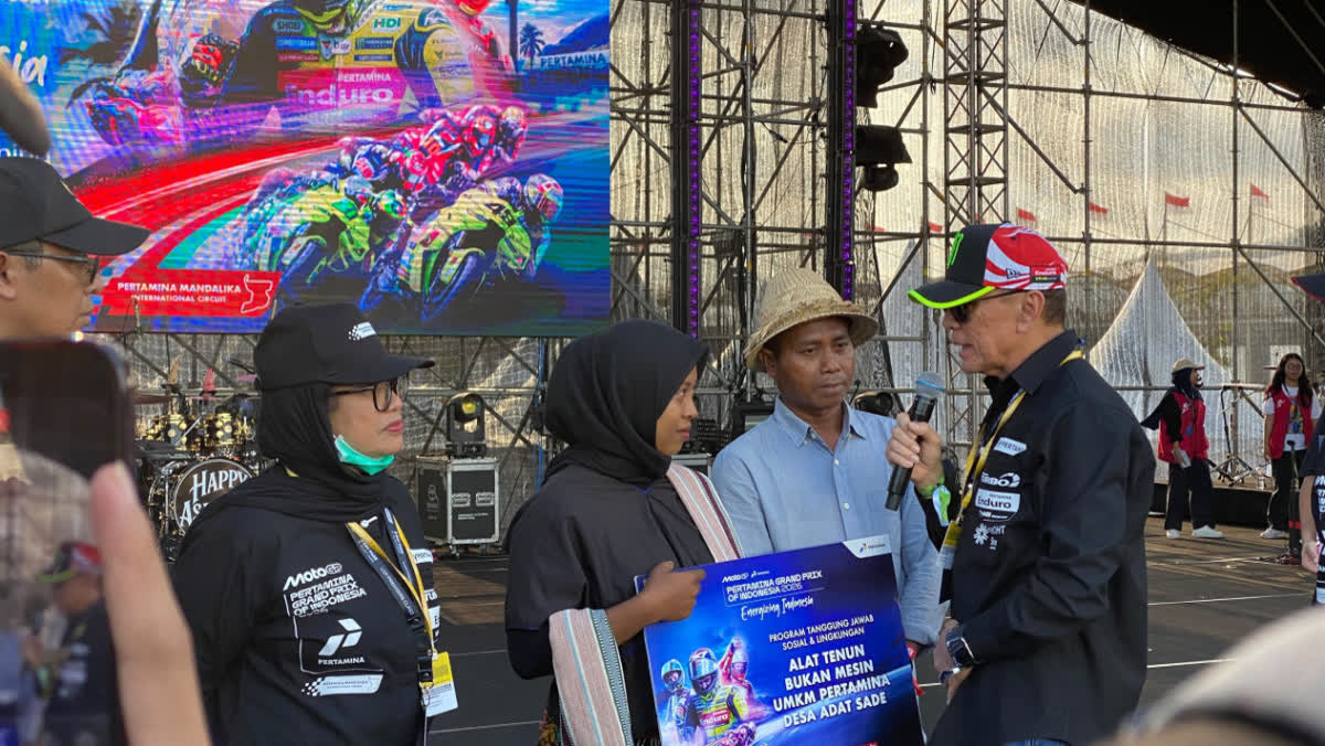Pertamina Bantu Perajin Tenun Desa Adat Sade Bangkit